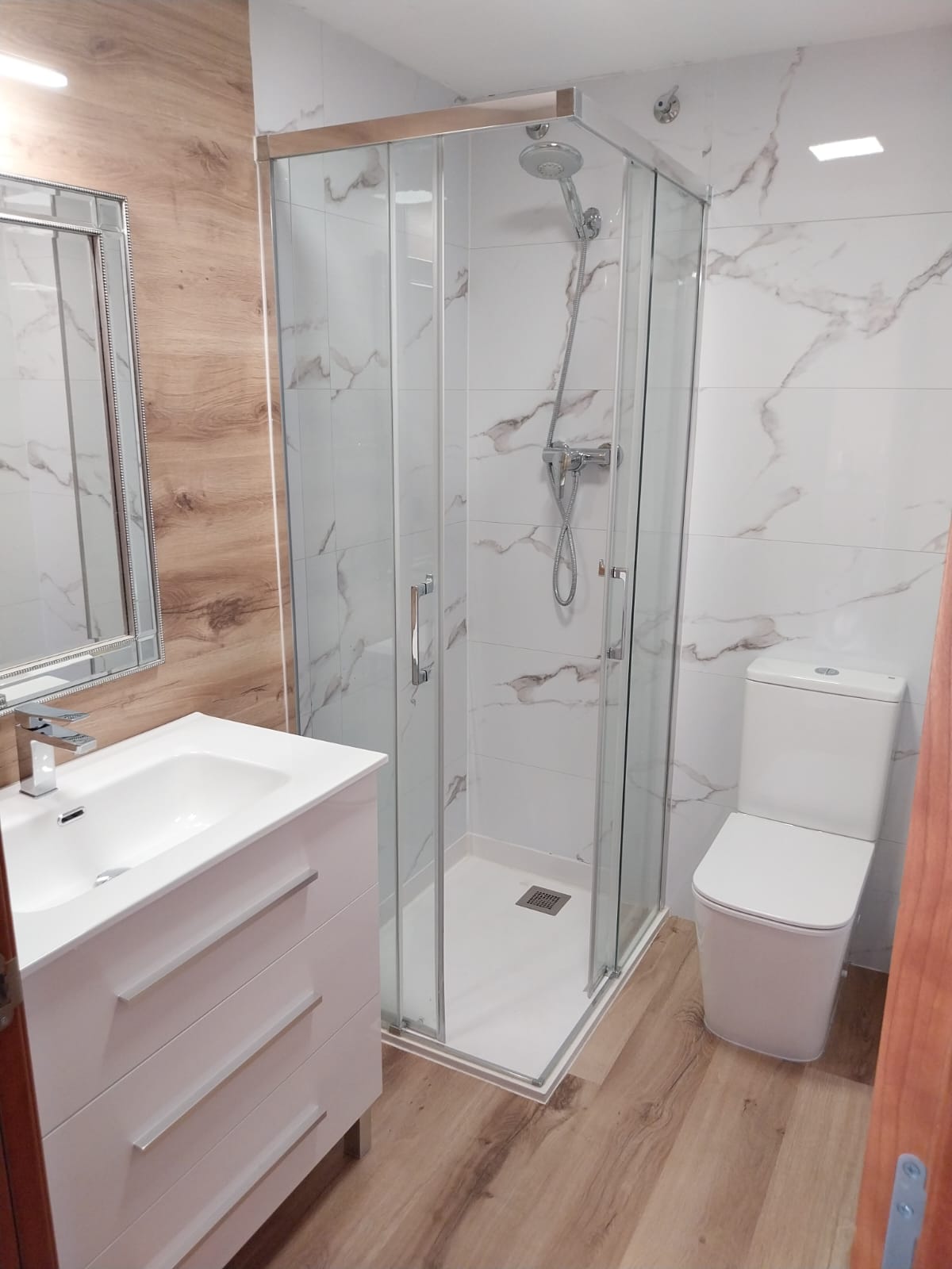 Reforma de baño con materiales de lujo