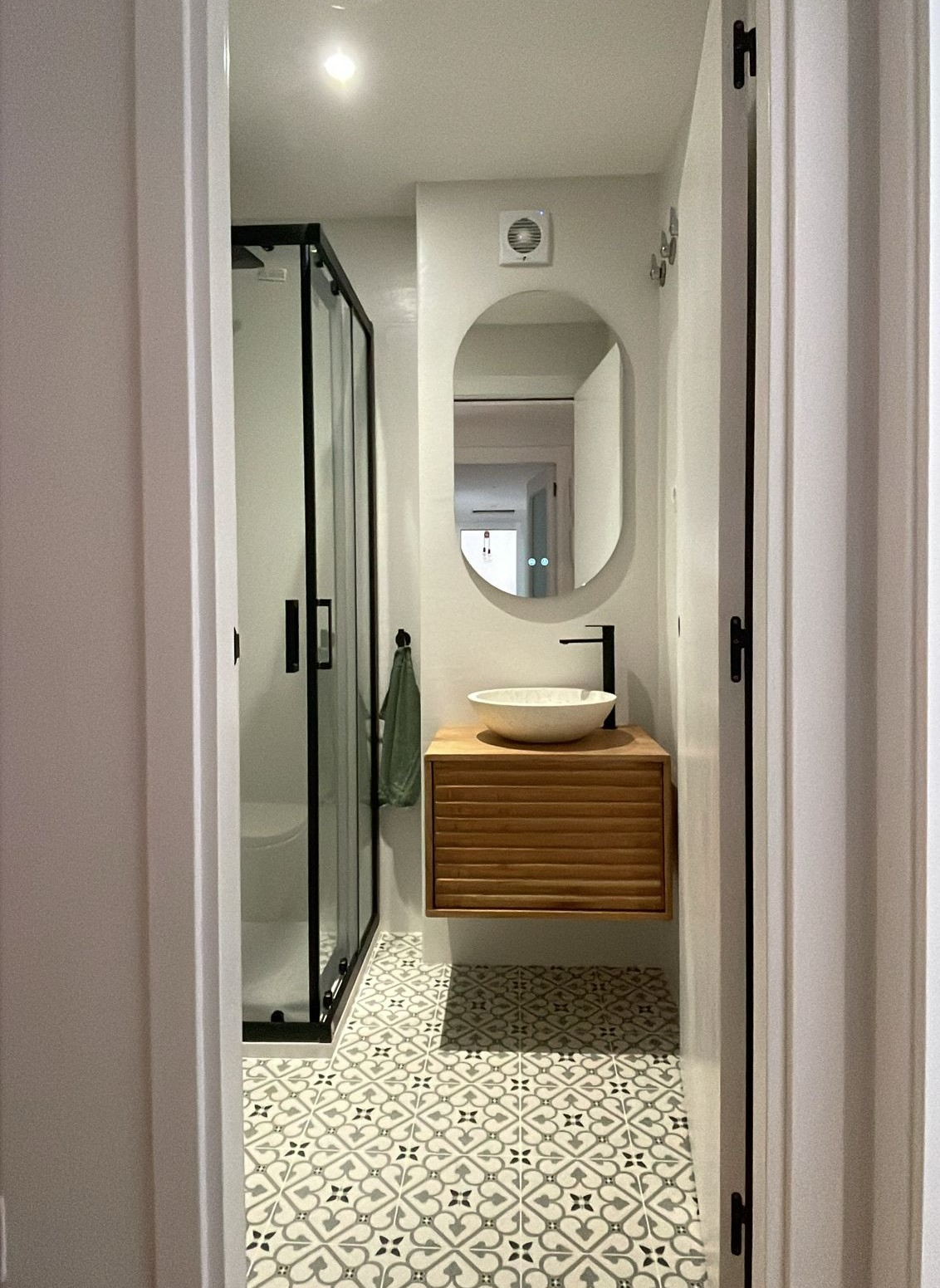 Reforma de baño con azulejos hidráulicos